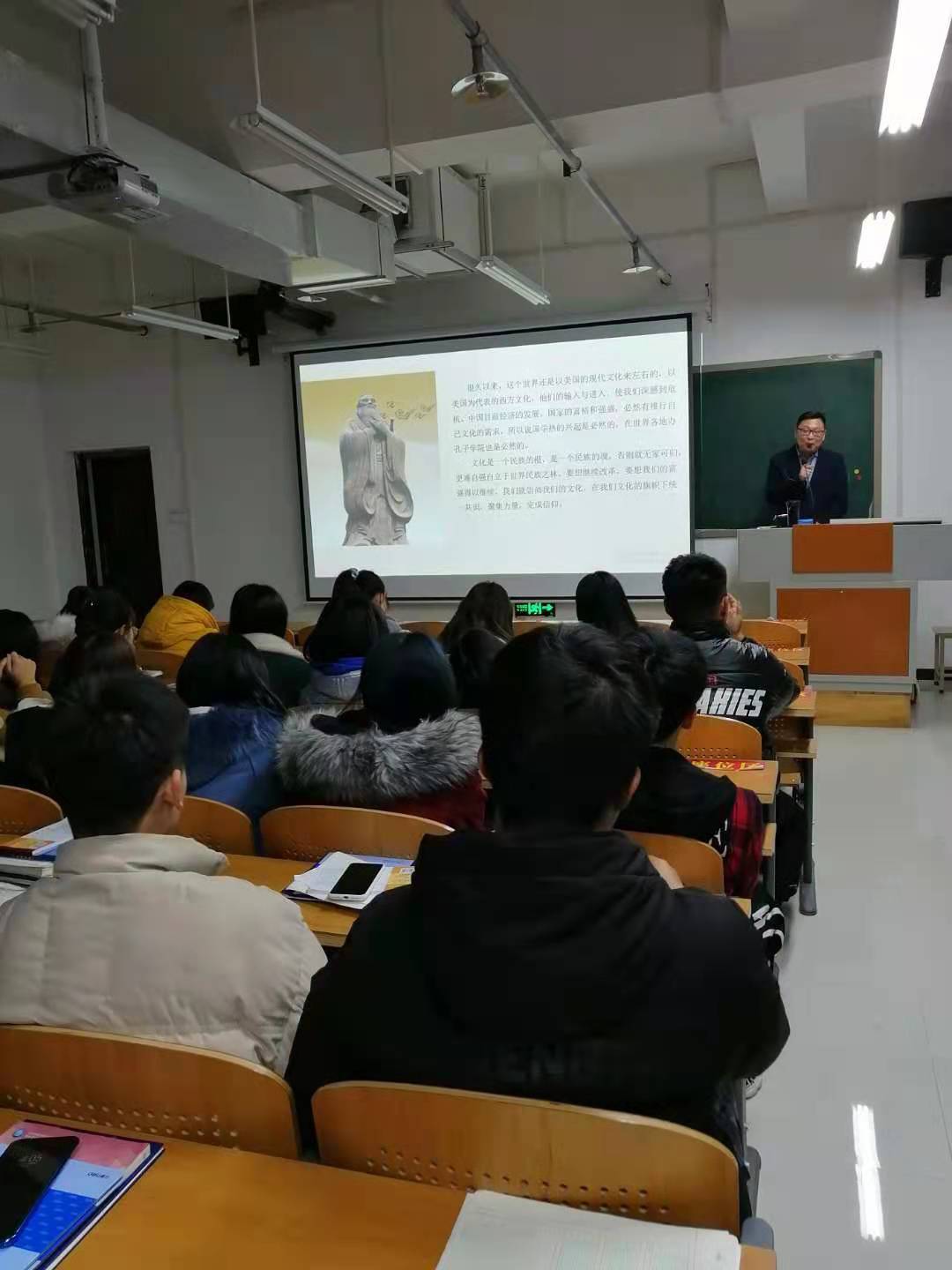 我公司文化总监侯然先生为郑州信息工程学院学生作了一场以《像圣人一样思考、像“土匪”一般生活——漫谈中国传统文化精神》为主题的学术报告会