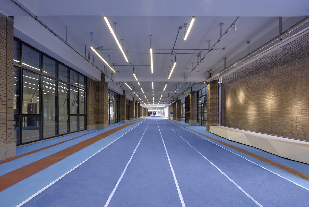 学校景观改造设计后将无用消防通道变成高效运动空间