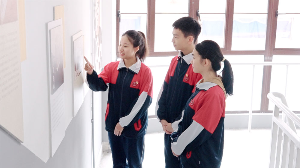 教学楼里的校史文化墙 教学楼里的校史文化墙