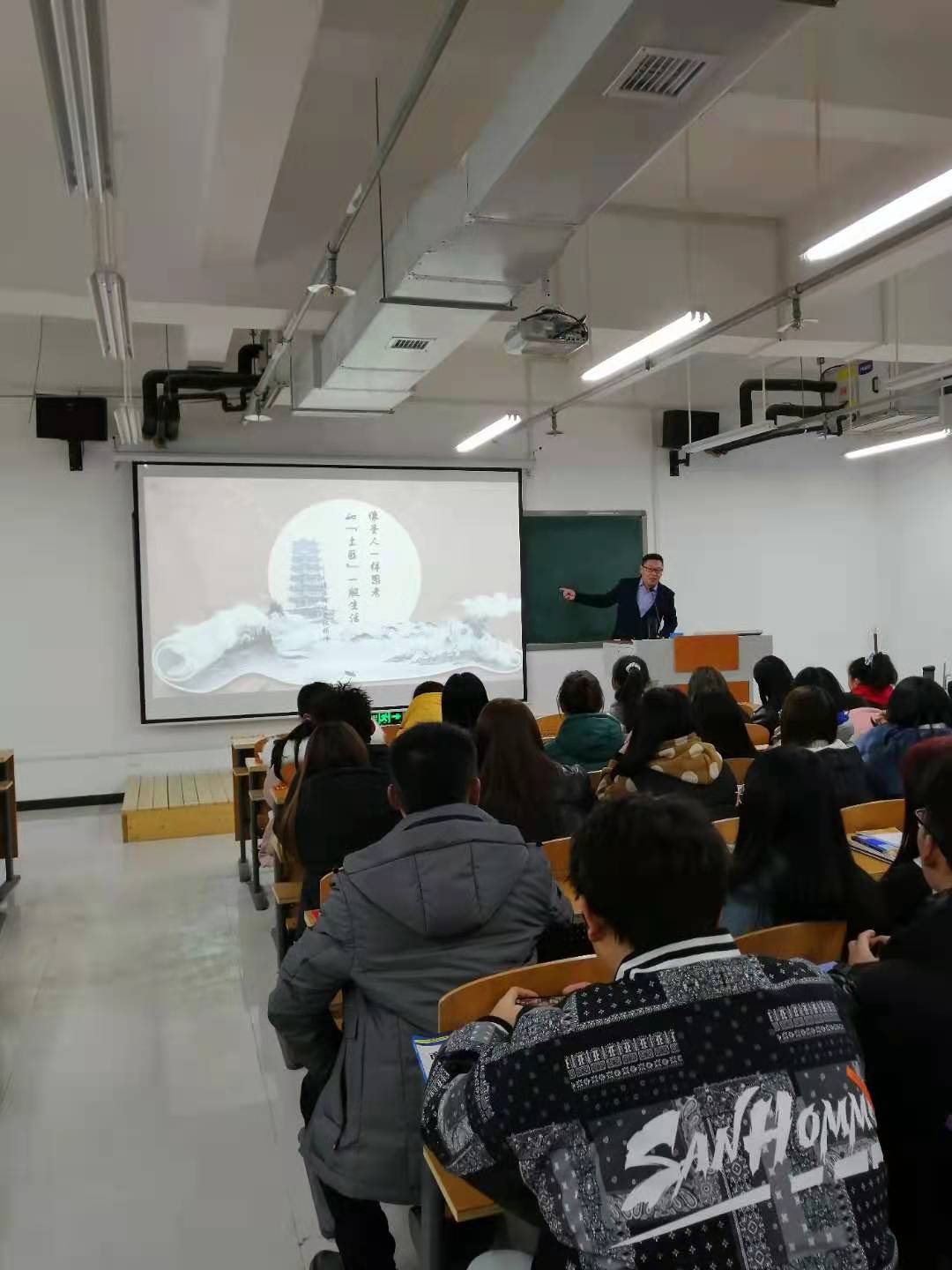 我公司文化总监侯然先生为郑州信息工程学院学生作了一场以《像圣人一样思考、像“土匪”一般生活——漫谈中国传统文化精神》为主题的学术报告会